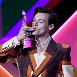 Ακόμα ένα τρελό κοστούμι για τον Harry Styles