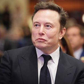 O Elon Musk ως αδυνατισμένος Άγιος Βασίλης είναι ό,τι πιο cringe είδαμε σήμερα
