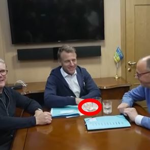 Τι χαρτάκι έκρυψε τελικά ο Emmanuel Macron στο βίντεο που έχει γίνει viral