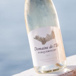 Το λευκό και το ροζέ κρασί του οίκου Chanel