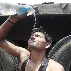 Μετά τον <em>κορονοϊό</em>, τον κυκλώνα και τις ακρίδες, καύσωνας σαρώνει την Ινδία