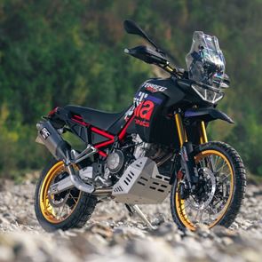 Στην &lt;em>Ελλάδα&lt;/em> οι νέες Aprilia Touareg Rally και Moto Guzzi Stelvio Duecento Tributo
