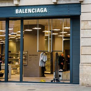 Η viral φούστα-πετσέτα της Balenciaga και το ανελέητο τρολάρισμα των ΙΚΕΑ