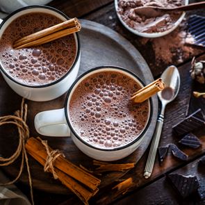 Η χριστουγεννιάτικη συνταγή για ζεστή σοκολάτα με κόκκινο κρασί