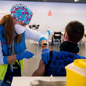 Γιατί οι ΗΠΑ μοιράζουν 60 εκατ. δόσεις εμβολίου AstraZeneca σε άλλες χώρες