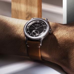 Η Longines ποντάρει στο μαύρο