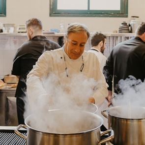 Ο Γιάννης Μπαξεβάνης μαγειρεύει στο Instagram