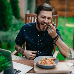 Τι θα συμβεί στο σώμα σου αν δεν φας απολύτως τίποτα μέχρι αύριο το βράδυ