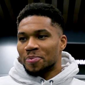 Γιατί ο Γιάννης Αντετοκούνμπο εμφανίστηκε με μαυρισμένο μάτι στη συνέντευξη τύπου μετά τους Kings