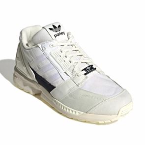 Ένα ρετρό ζευγάρι adidas για τρέξιμο