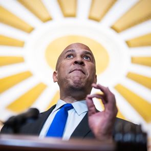 Γερουσιαστής των ΗΠΑ έσπασε ρεκόρ με 25ωρη ομιλία κατά του Trump