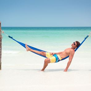 Τα εμπριμέ μαγιό είναι η πιο hype τάση του καλοκαιριού