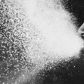 Τι κακό μπορεί να σου συμβεί αν κρατάς το φτέρνισμά σου