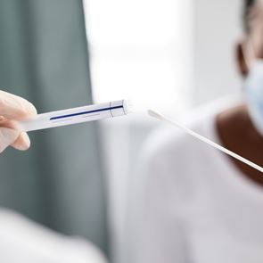 Ένα από τα πιο κοινά συμπτώματα του κορονοϊού δεν υφίσταται πια, λένε οι ειδικοί