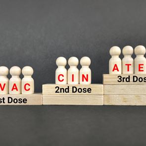 Εμβόλιο: Ανοιχτό το ενδεχόμενο της τρίτης δόσης για όλους