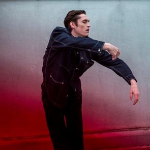 Η κόκκινη συλλογή της Levi’s έχει κάτι από τα 90s