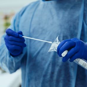 Όλα τα νεότερα δεδομένα για τη μετάδοση του SARS-CoV-2