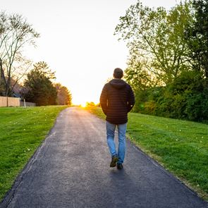 H μικρή συνήθεια στο περπάτημα που θα σε απαλλάξει από πόνους στα γόνατα