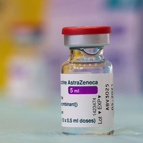 Γιατί αλλάζει όνομα το &lt;em>εμβόλιο&lt;/em> της AstraZeneca