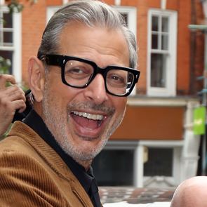 Ο Jeff Goldblum μόλις κατέρριψε έναν από τους πιο παλιούς μύθους του αντρικού στυλ