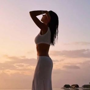 H Δούκισσα Νομικού ποζάρει σε εξωτική παραλία λίγο πριν αλλάξει η χρονιά