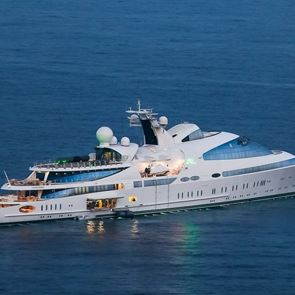 Το υπερπολυτελές γιοτ της βασιλικής οικογενείας των Ηνωμένων Αραβικών Εμιράτων βρίσκεται στο Ναύπλιο