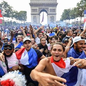 Η Γαλλία κέρδισε το &lt;em>Μουντιάλ&lt;/em>, ο κόσμος το πανηγύρισε έξαλλα στο Παρίσι