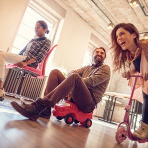 Οι ενήλικες αγοράζουν δώρα για τον εαυτό τους, η βιομηχανία παιχνιδιών κερδίζει