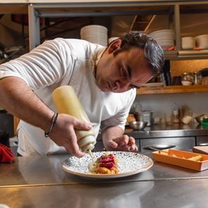 Μαθήματα ελληνικής κουζίνας από τον Νίκο Καραθάνο