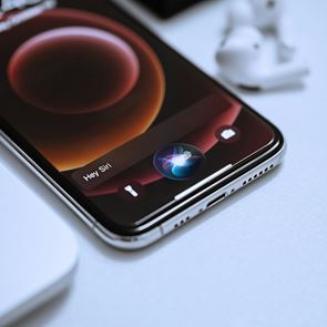 Το Google Gemini θα είναι πλέον η βάση της νέας Siri, της ΑΙ βοηθού της <em>Apple</em>