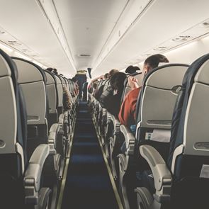 Φινάλε για το άδειο μεσαίο κάθισμα στα αεροπλάνα