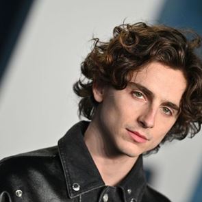 Ο Timothée Chalamet μας υπενθύμισε γιατί λατρεύουμε τα λευκά sneakers