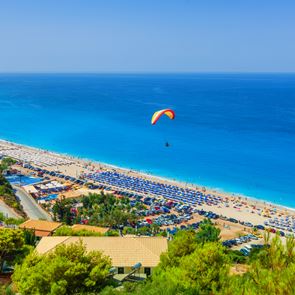 Η Ελλάδα ετοιμάζει ξαπλώστρες και ομπρέλες από τον Μάιο σύμφωνα με το Reuters