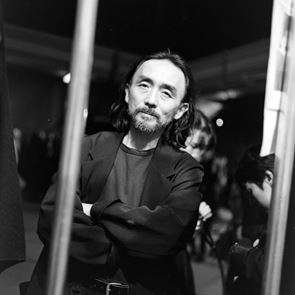 Ο Yohji Yamamoto σχεδίασε τις στολές της εθνικής ομάδας ποδοσφαίρου της <em>Ιαπωνίας</em>