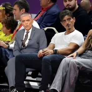 Ο Νίκος Ευαγγελάτος μόλις &#39;έκατσε&#39; στα court seats της Uber Arena, δίπλα στον Δημήτρη Γιαννακόπουλο