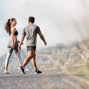 Τι είναι το διαλειμματικό <em>περπάτημα</em> και πώς θα σε βοηθήσει να χάσεις βάρος