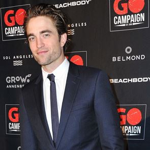 Ο Robert Pattinson αποδεικνύει γιατί η στενή γραβάτα αντέχει ακόμη