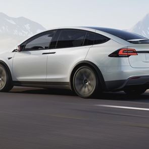 O Elon Musk ανακοινώνει φθηνό Tesla και αναμένεται χαμός