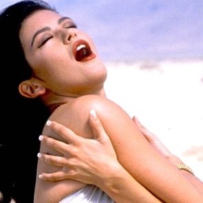 Catherine Zeta Jones: Κάνει χούλα χουπ φορώντας μόνο ένα καπέλο και το μπικίνι