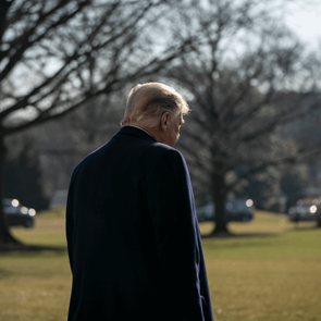 Η τελευταία κίνηση του &lt;em>Donald&lt;/em> &lt;em>Trump&lt;/em>, πριν αφήσει το οβάλ γραφείο