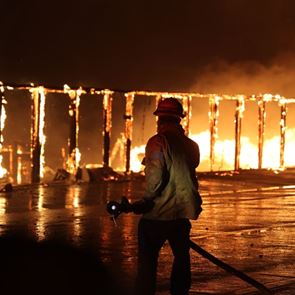 10 συγκλονιστικές φωτογραφίες από τη φωτιά στο Λος Άντζελες