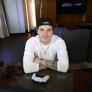 Ο Brooklyn Beckham μόλις επιτέθηκε στους γονείς του, David και Victoria μέσω Instagram