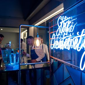 Στο ΕΜΣΤ με Bombay Sapphire για 5 νέες εκθέσεις