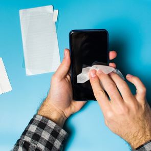 Πώς να καθαρίσεις την οθόνη του κινητού σου χωρίς να την καταστρέψεις