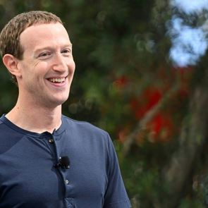 O Mark Zuckerberg έβγαλε τραγούδι και είναι ανατριχιαστικό