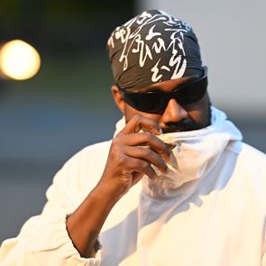 Ο Kanye West πουλάει πλέον μπλουζάκια με σβάστικες σαν να μην τρέχει τίποτα