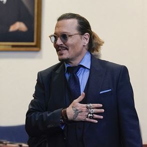 Η νέα σύντροφος του Johnny Depp είναι δικηγόρος αλλά δεν είναι η Camille Vasquez