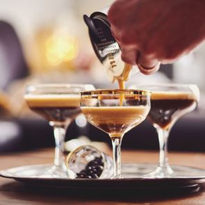 Τελικά, πόσο επικίνδυνος είναι ο συνδυασμός αλκοόλ και καφεΐνης