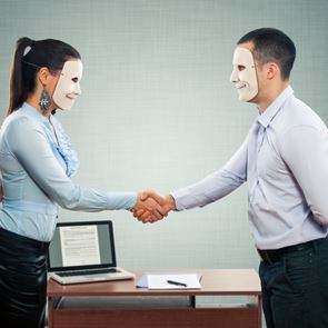 Η ζωή στο γραφείο και τα ψεύτικα τα λόγια, τα μεγάλα