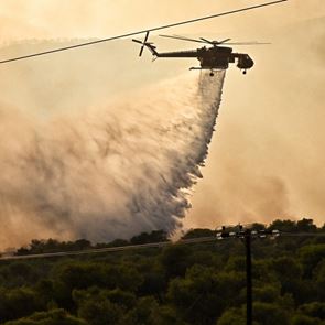 Σε εξέλιξη πυρκαγιές σε Λουτράκι, Δερβενοχώρια και Ρόδο